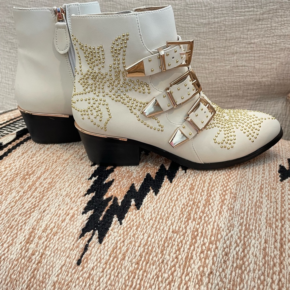 Cream/white booties with gold star beaded work. Size 6.